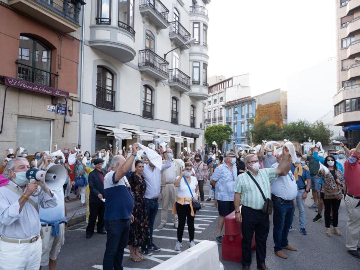 Fotos: Pañolada para salvar la fuente de Pedro Menéndez