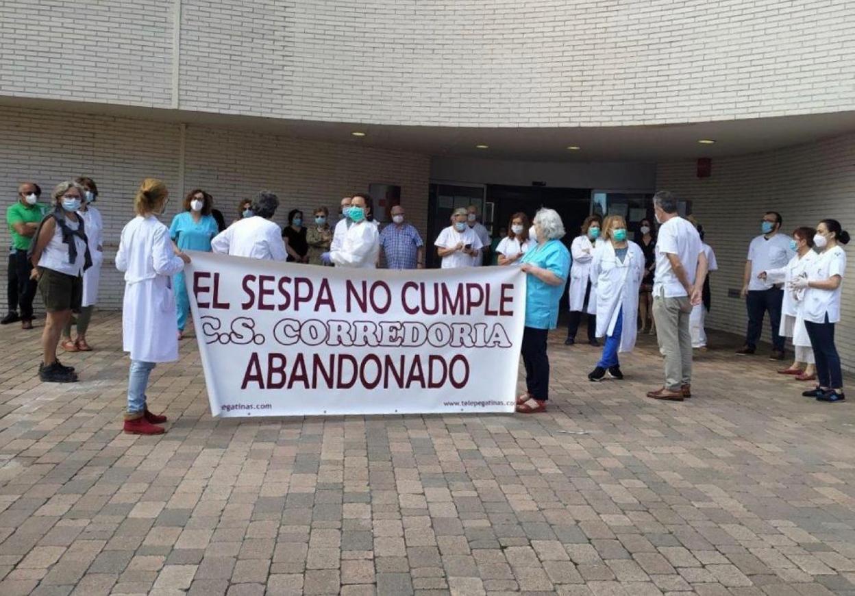 Médicos, enfermeras, personal no sanitario y vecinos de La Corredoria se concentraron ayer para exigir unos servicios públicos de calidad. 