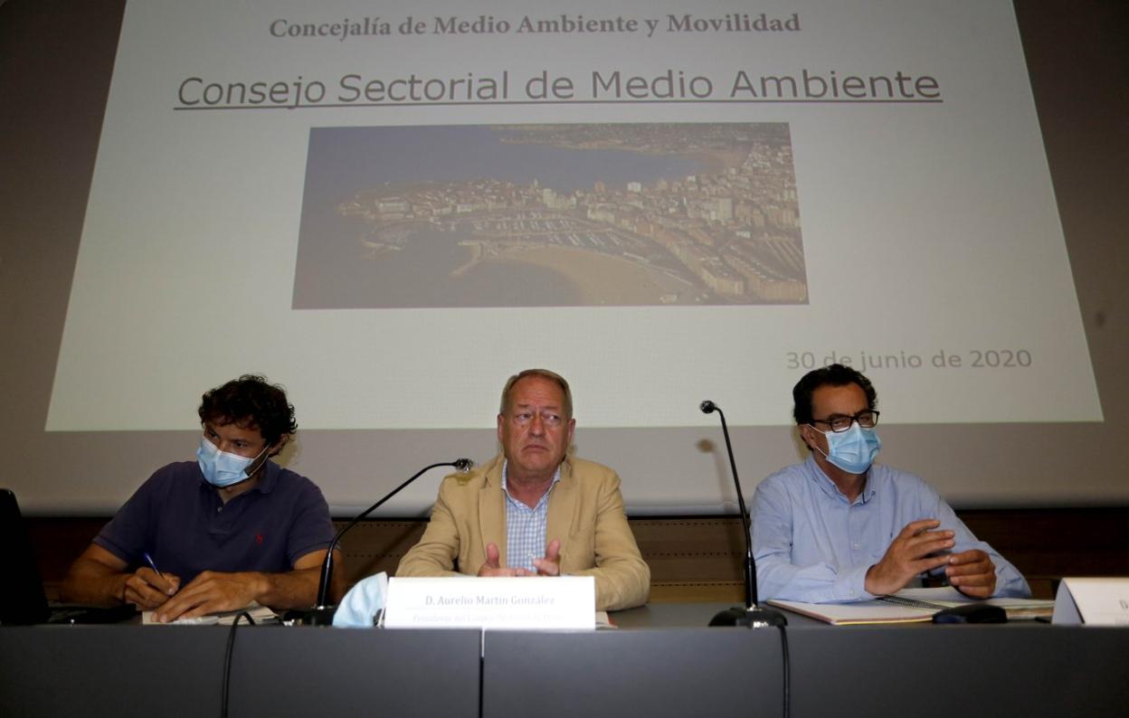 Jesús Fernández Testón, Aurelio Martín y Cosme García, durante el inicio del Consejo Sectorial. 
