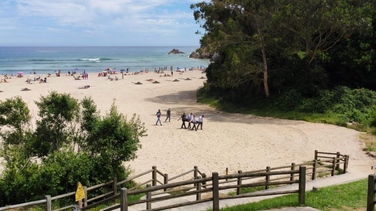 Momento del traslado del cadáver en la playa de La Franca. 