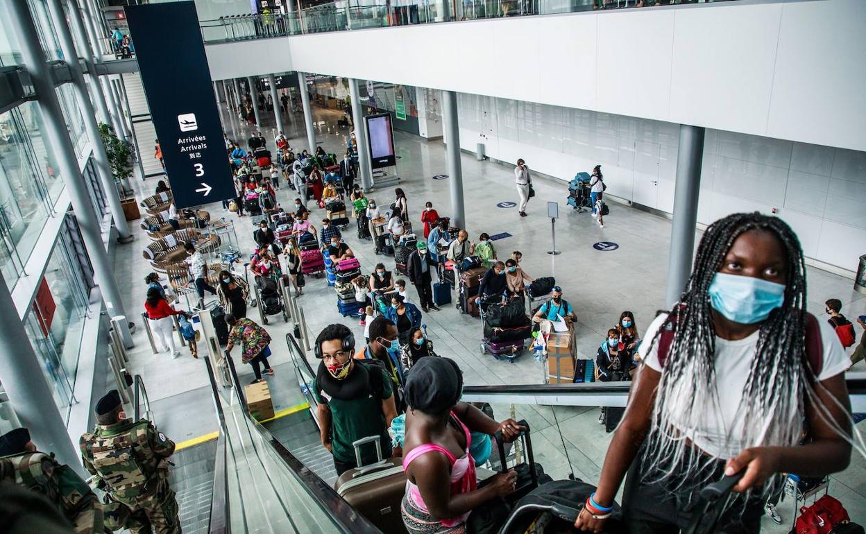 Pasajeros en el aeropuerto de París-Orly.