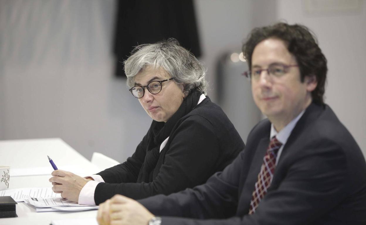 La exconsejera de Cultura y actual alcaldesa de Gijón, Ana González, junto al director del Niemeyer en una reunión del patronato. 