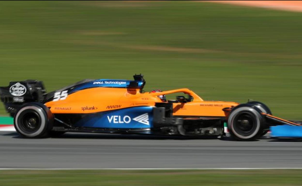 Carlos Sainz rueda con su McLaren en los test de Barcelona. 