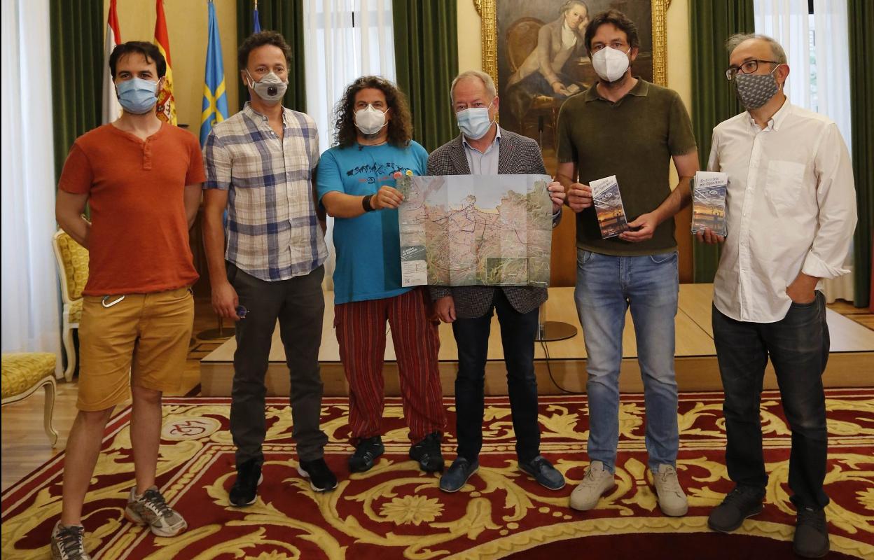 Aurelio Martín y Alberto Ferrao, rodeados de Rafa Fernández (Asturies ConBici), Carlos Rodríguez (30 días en bici) y Xuan González (La Biciclante), durante la presentación del folleto 'En bicicleta por Gijón'. 