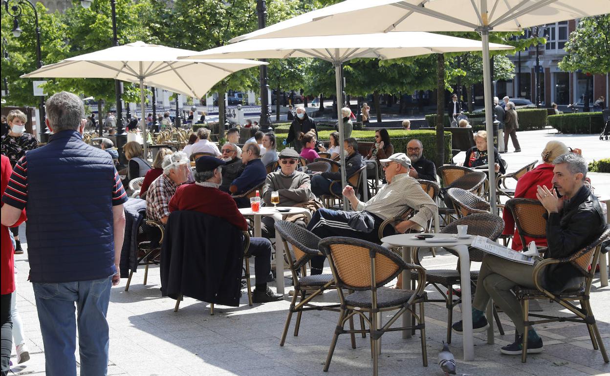 Gente tomando algo en las terrazas de Gijón en al desescalada.