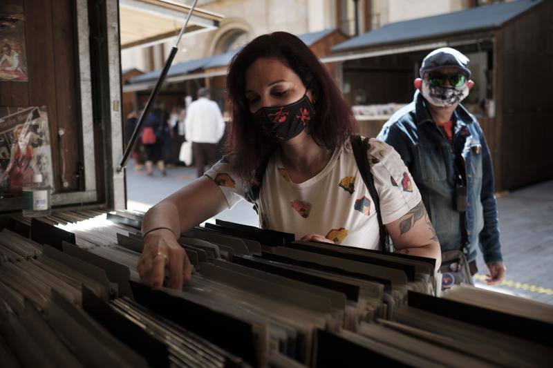 Gijón acoge su certamen literario más popular condicionado, como todas las actividades lúdicas y culturales, por la pandemia del coronavirus. Los controles, las mascarillas, la distancia de seguridad y un programa reducido son algunas de las novedades que se encuentran este año los incondicionales de esta cita cultural. 