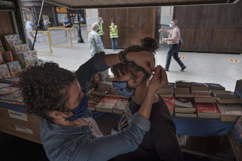 Gijón acoge su certamen literario más popular condicionado, como todas las actividades lúdicas y culturales, por la pandemia del coronavirus. Los controles, las mascarillas, la distancia de seguridad y un programa reducido son algunas de las novedades que se encuentran este año los incondicionales de esta cita cultural. 