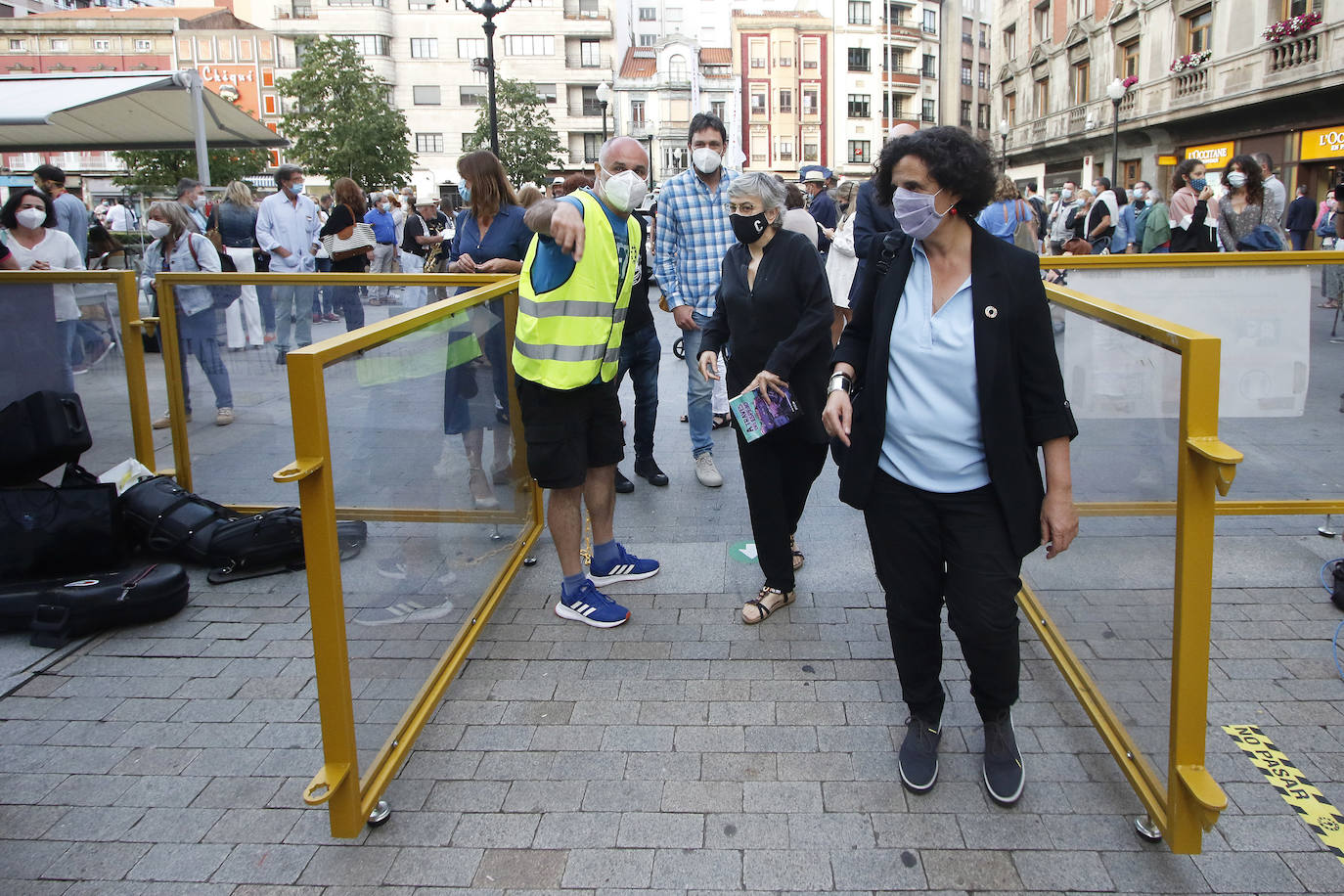 Gijón acoge su certamen literario más popular condicionado, como todas las actividades lúdicas y culturales, por la pandemia del coronavirus. Los controles, las mascarillas, la distancia de seguridad y un programa reducido son algunas de las novedades que se encuentran este año los incondicionales de esta cita cultural. 