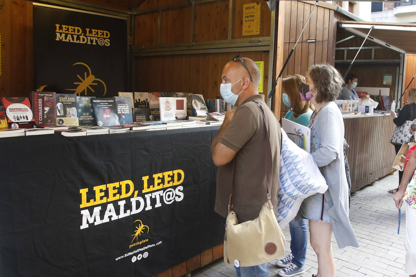 Gijón acoge su certamen literario más popular condicionado, como todas las actividades lúdicas y culturales, por la pandemia del coronavirus. Los controles, las mascarillas, la distancia de seguridad y un programa reducido son algunas de las novedades que se encuentran este año los incondicionales de esta cita cultural. 