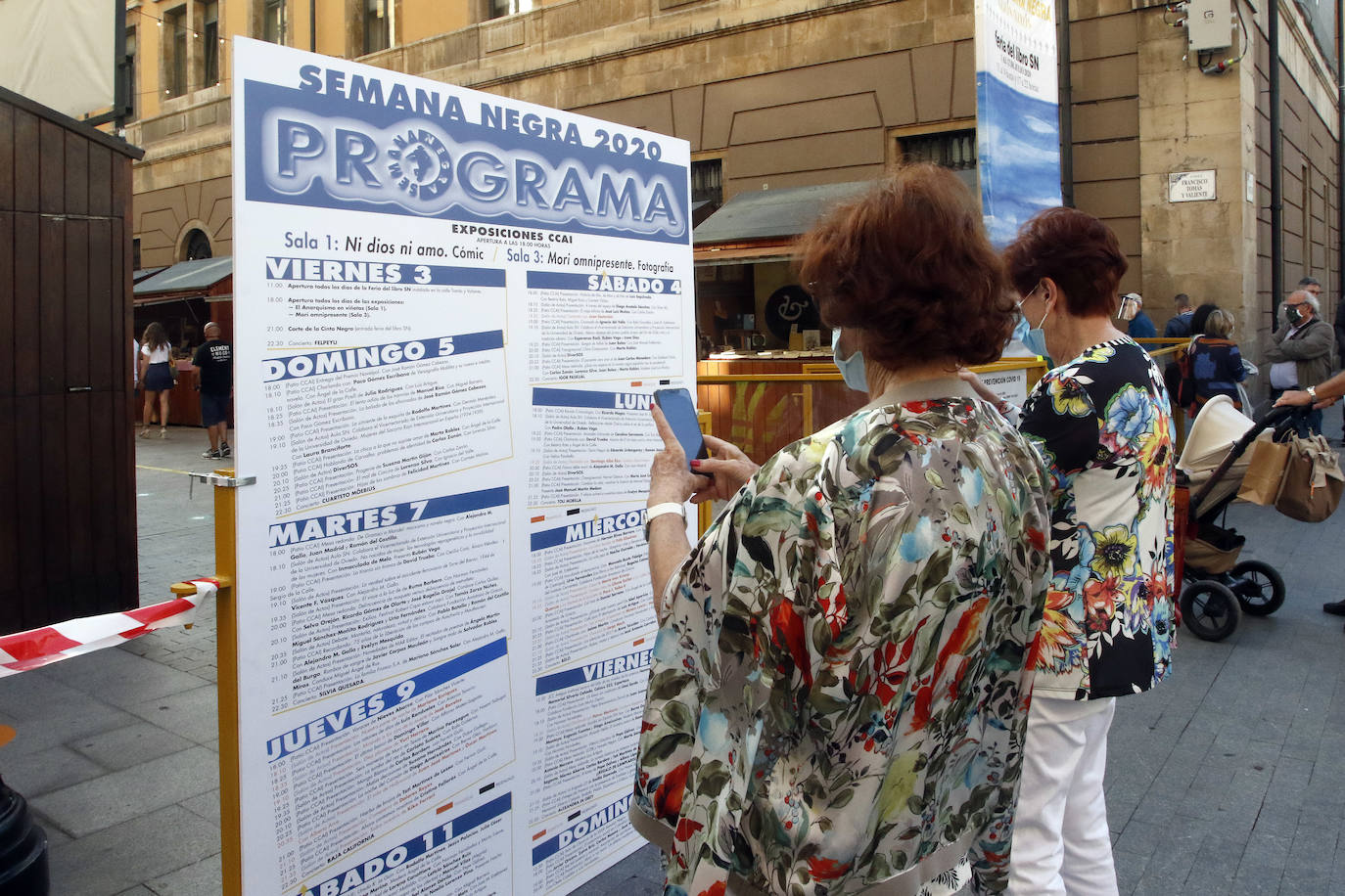 Gijón acoge su certamen literario más popular condicionado, como todas las actividades lúdicas y culturales, por la pandemia del coronavirus. Los controles, las mascarillas, la distancia de seguridad y un programa reducido son algunas de las novedades que se encuentran este año los incondicionales de esta cita cultural. 