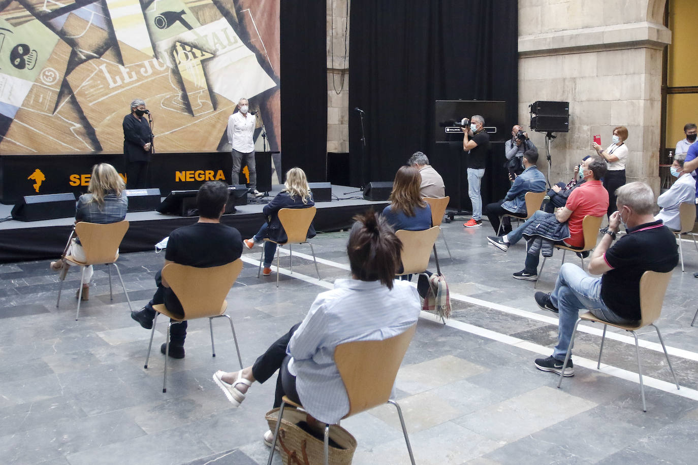 Gijón acoge su certamen literario más popular condicionado, como todas las actividades lúdicas y culturales, por la pandemia del coronavirus. Los controles, las mascarillas, la distancia de seguridad y un programa reducido son algunas de las novedades que se encuentran este año los incondicionales de esta cita cultural. 