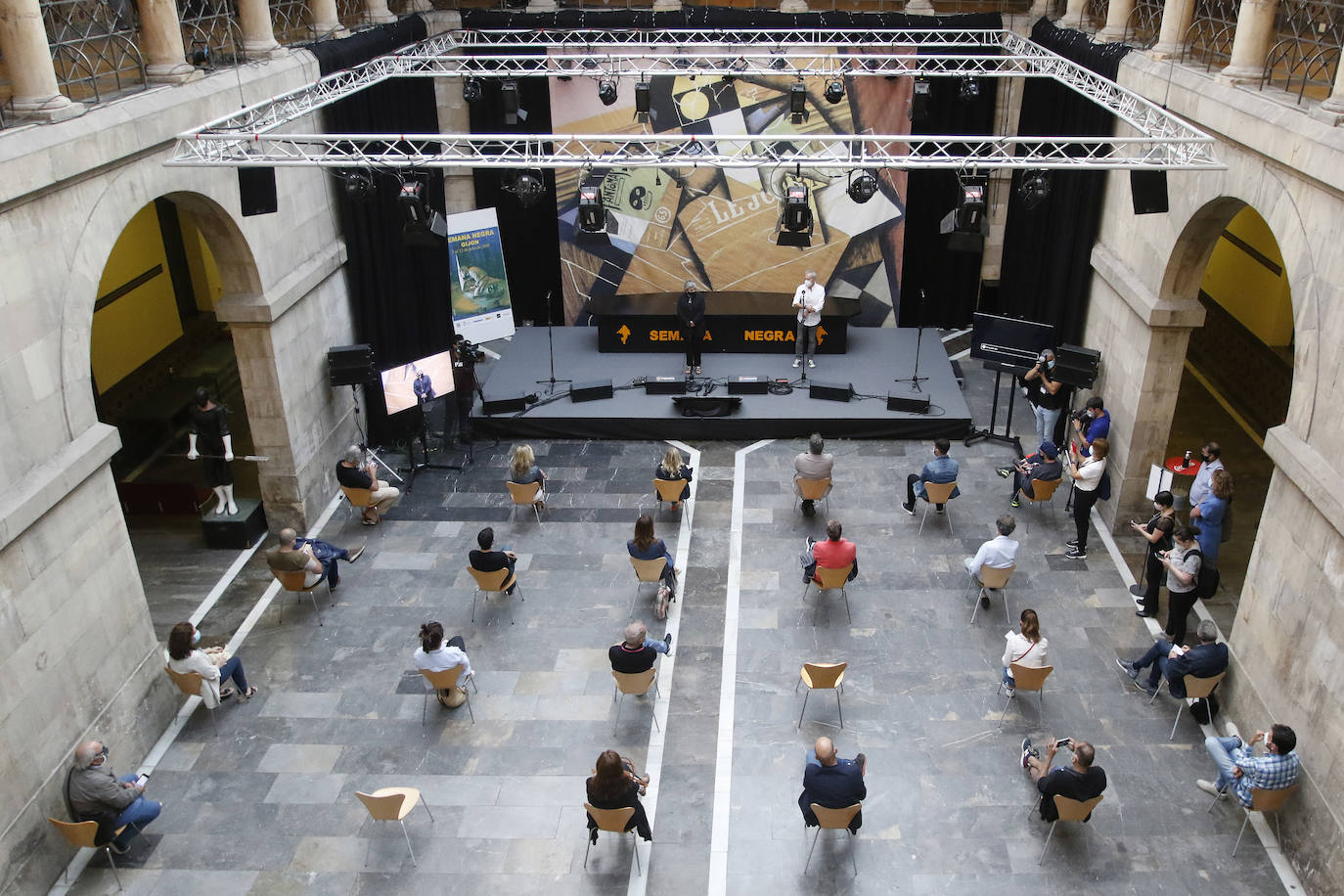 Gijón acoge su certamen literario más popular condicionado, como todas las actividades lúdicas y culturales, por la pandemia del coronavirus. Los controles, las mascarillas, la distancia de seguridad y un programa reducido son algunas de las novedades que se encuentran este año los incondicionales de esta cita cultural. 