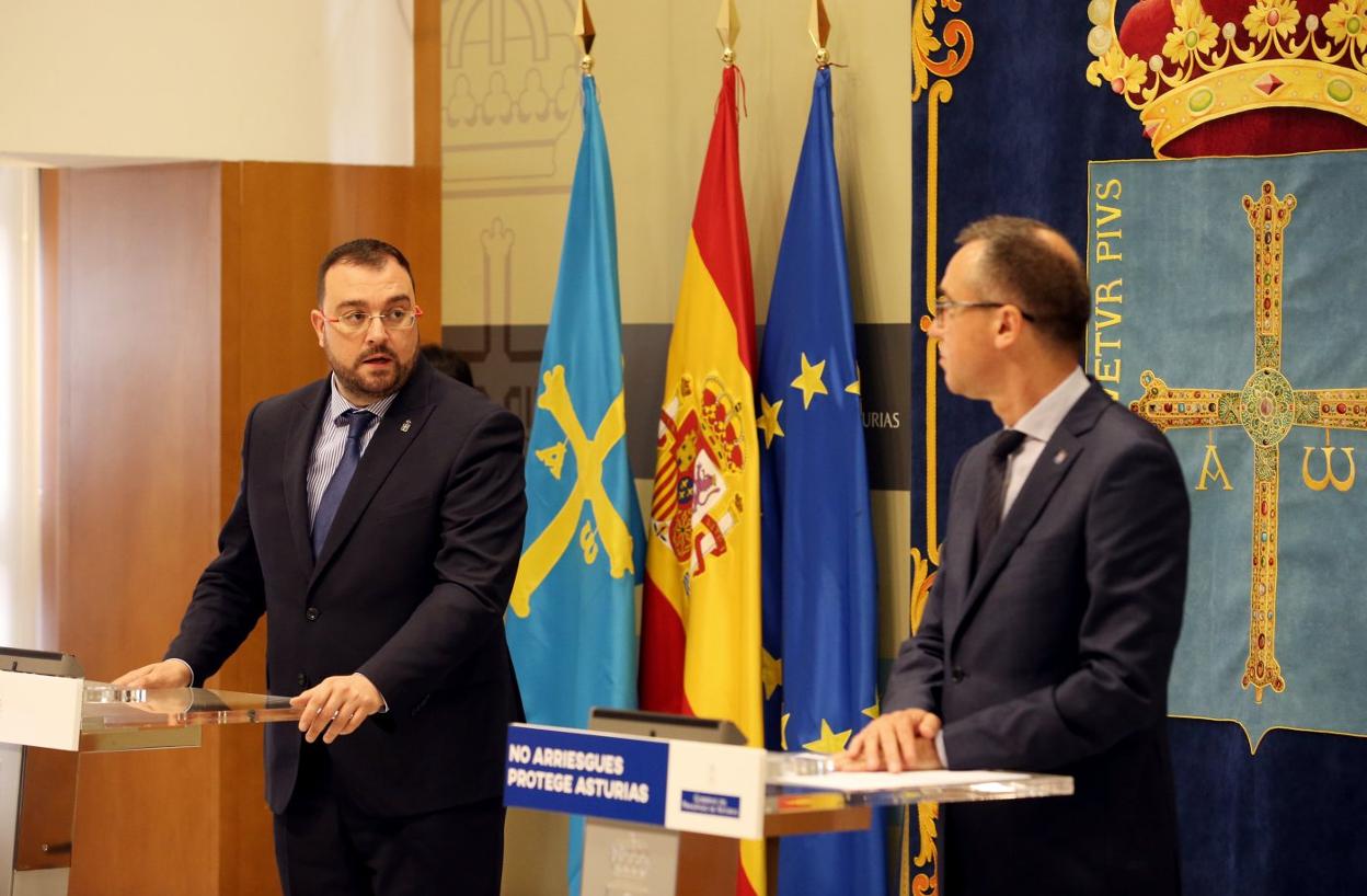El presidente del Principado, Adrián Barbón, junto al consejero de Salud, Pablo Fernández, en un momento de la rueda de prensa. 