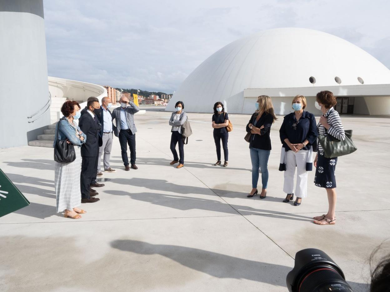 Isabel Oliver, primera por la derecha, saluda a los representantes turísticos a su llegada al Niemeyer. 