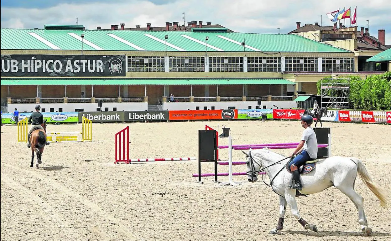 Un grupo de jinetes entrena en la pista del Chas, en la víspera del arranque de la competición. arnaldo García