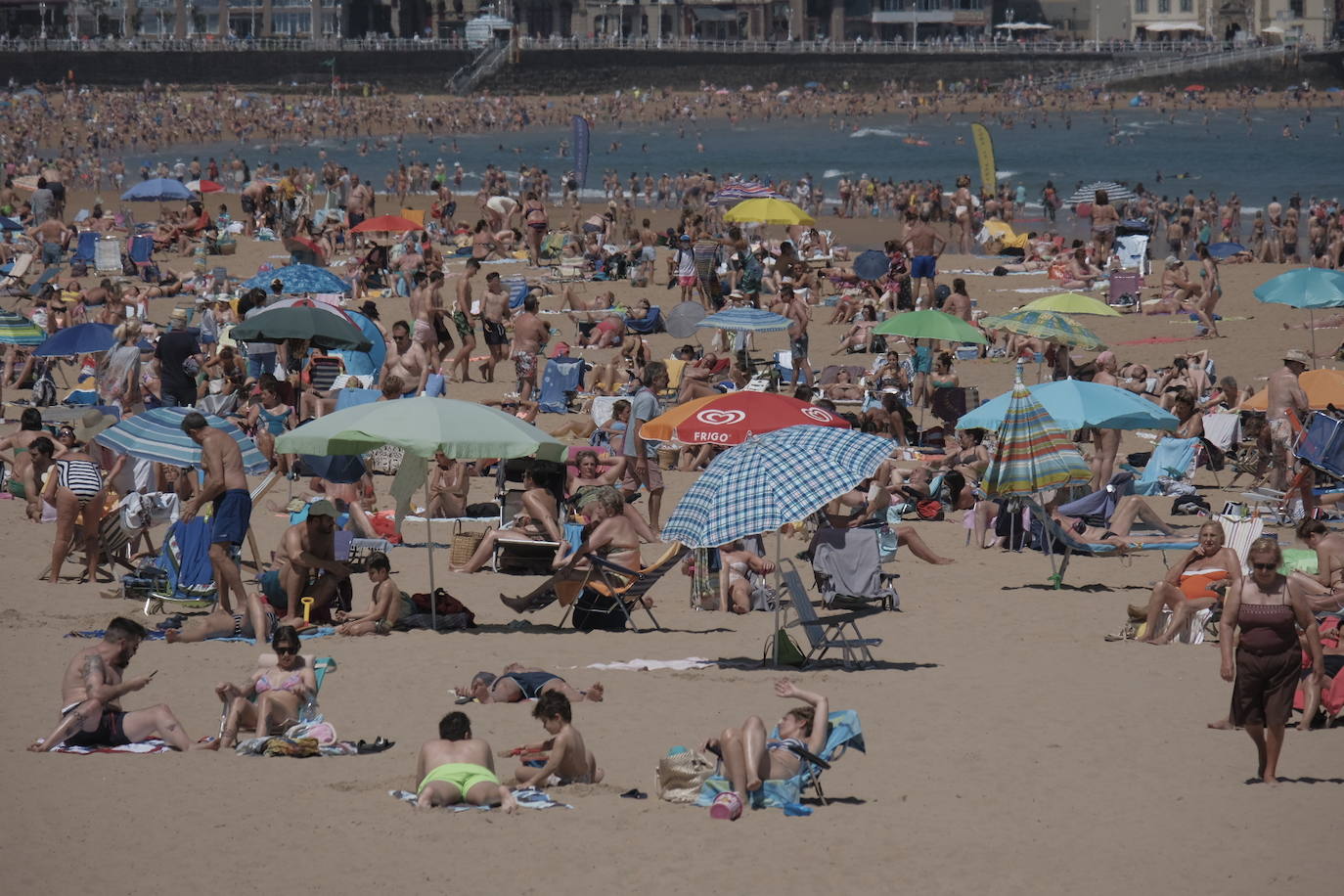 El buen tiempo animó a asturianos y foráneos a acercarse a los arenales.