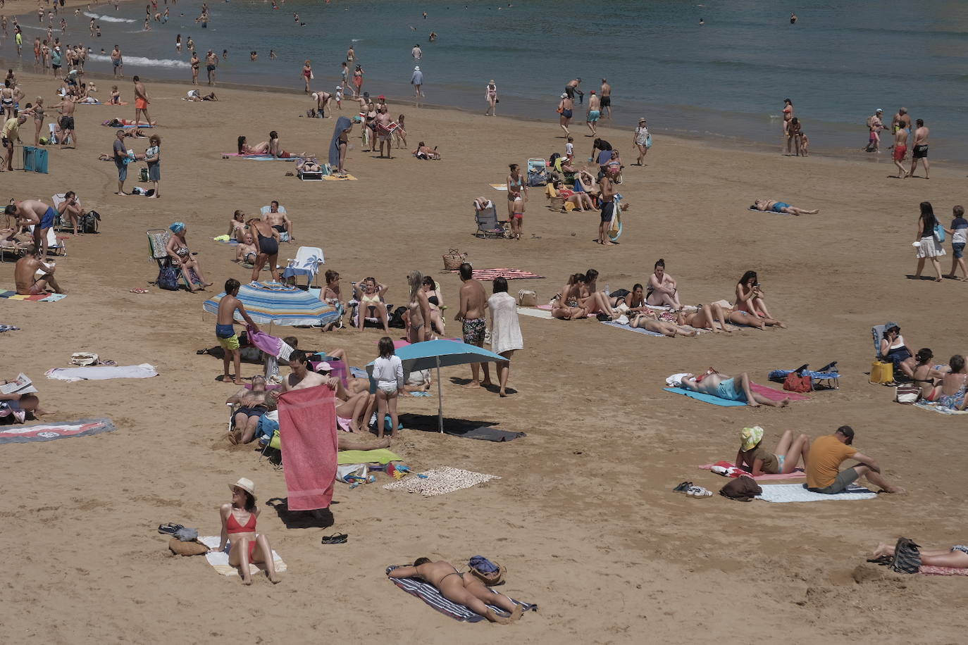 El buen tiempo animó a asturianos y foráneos a acercarse a los arenales.