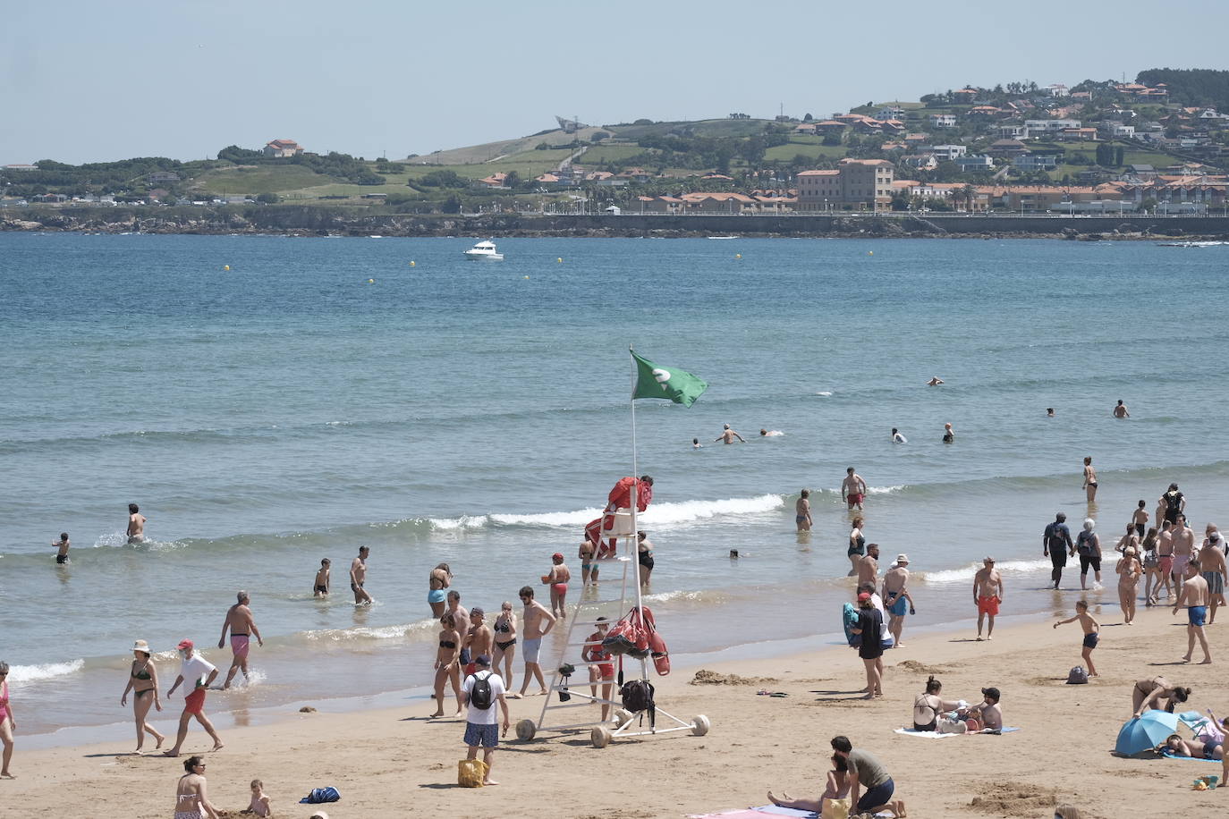 El buen tiempo animó a asturianos y foráneos a acercarse a los arenales.