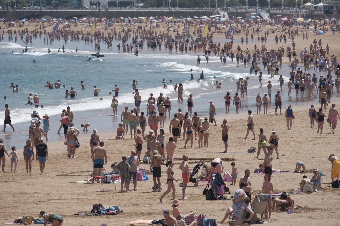 El buen tiempo animó a asturianos y foráneos a acercarse a los arenales.