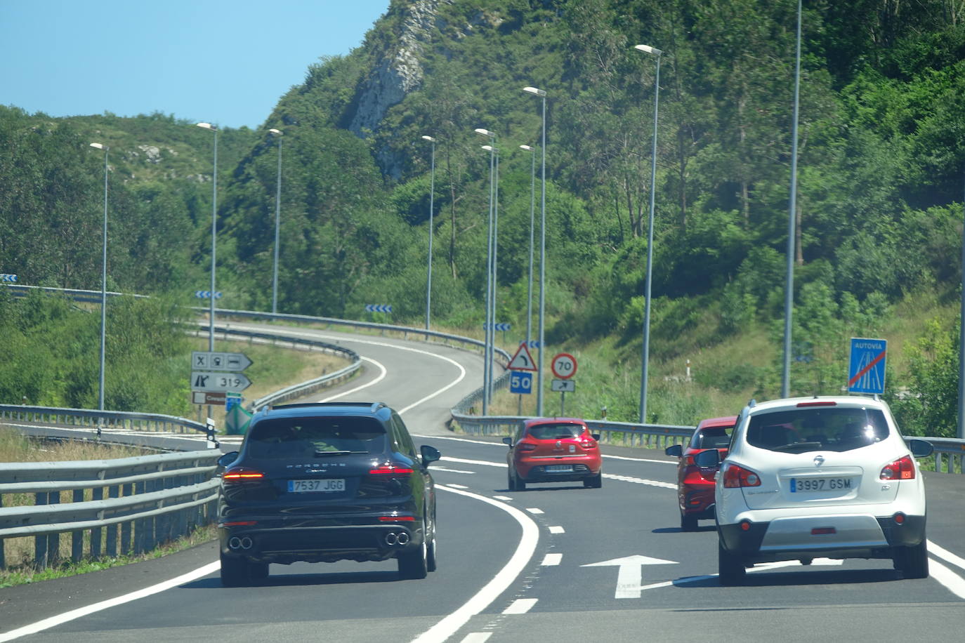 Según informa la Dirección General de Tráfico (DGT), dichas congestiones se registran entre los kilómetros 362 y 371, con cortes intermitentes del tránsito en sentido hacia el oeste de la región