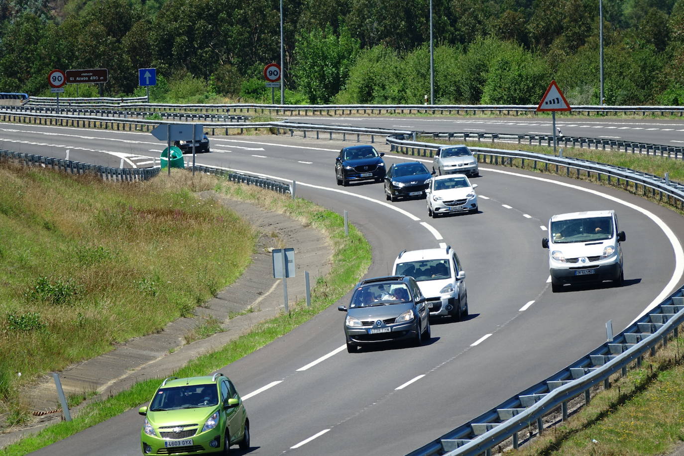 Según informa la Dirección General de Tráfico (DGT), dichas congestiones se registran entre los kilómetros 362 y 371, con cortes intermitentes del tránsito en sentido hacia el oeste de la región