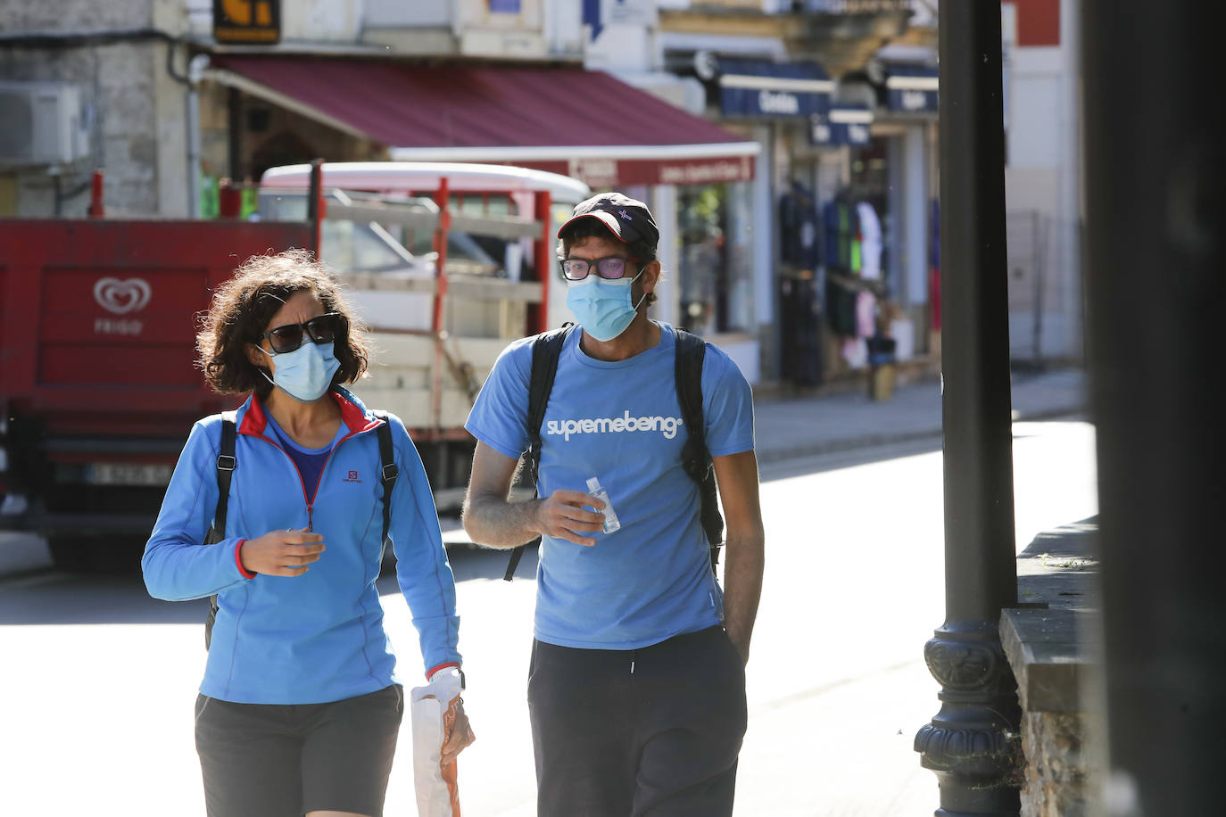La llegada de visitantes a Asturias ha vivido este fin de semana, primero del mes de julio, su momento más intenso. Los puntos más turísticos de la región ya ven cómo sus localidades se llenan de caras nuevas que han elegido el Principado para disfrutar de sus vacaciones. La región les recibe, además, con buen tiempo este sábado, una circunstancia que, sin duda, ha animado a la mayoría a disfrutar de la naturaleza y las zonas de ocio.