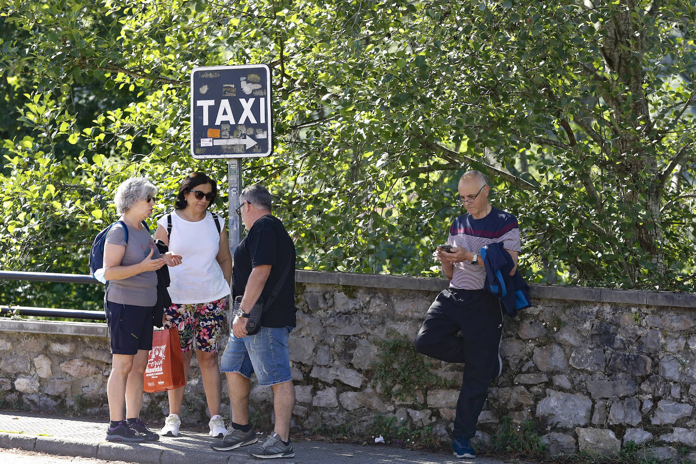 La llegada de visitantes a Asturias ha vivido este fin de semana, primero del mes de julio, su momento más intenso. Los puntos más turísticos de la región ya ven cómo sus localidades se llenan de caras nuevas que han elegido el Principado para disfrutar de sus vacaciones. La región les recibe, además, con buen tiempo este sábado, una circunstancia que, sin duda, ha animado a la mayoría a disfrutar de la naturaleza y las zonas de ocio.