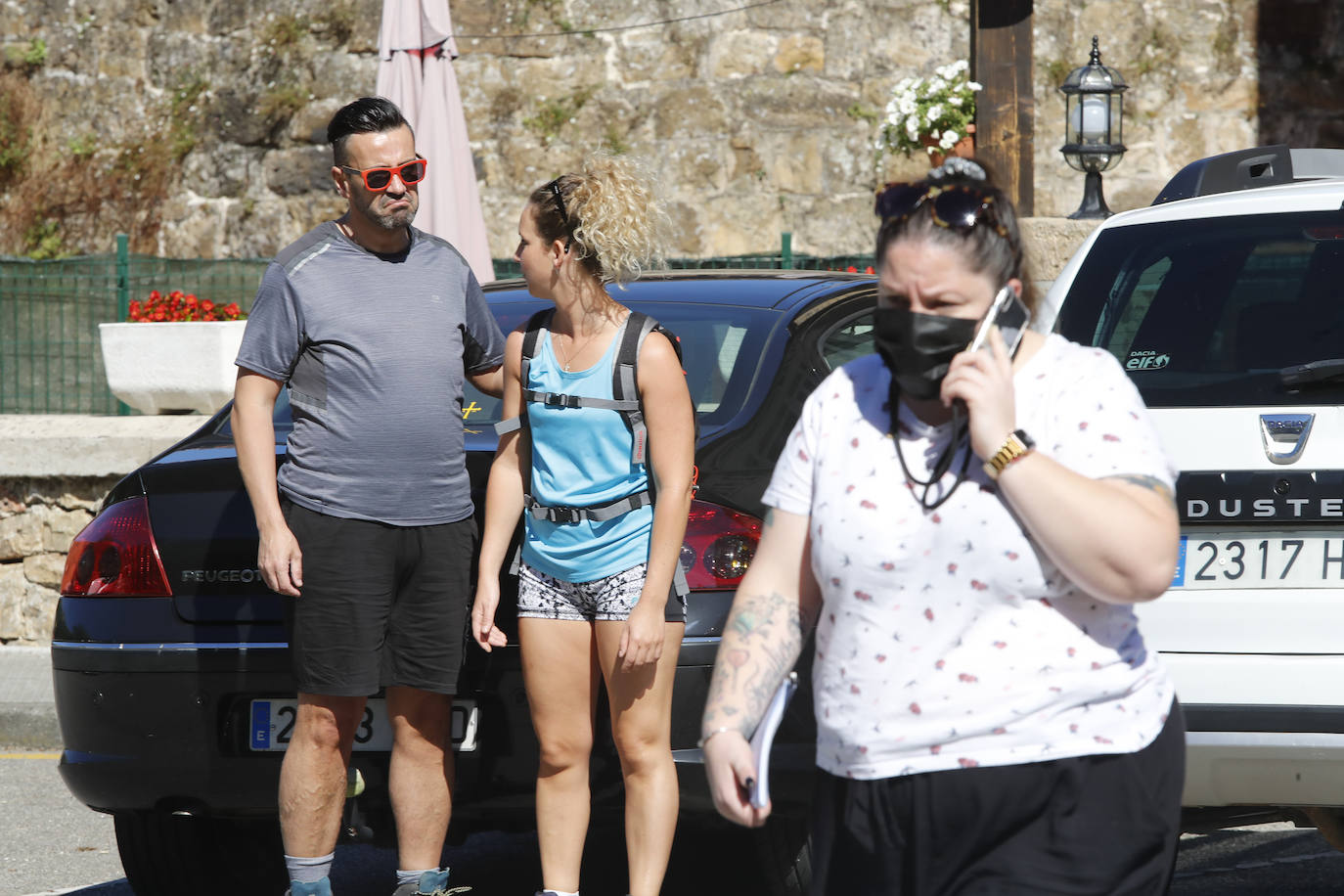 La llegada de visitantes a Asturias ha vivido este fin de semana, primero del mes de julio, su momento más intenso. Los puntos más turísticos de la región ya ven cómo sus localidades se llenan de caras nuevas que han elegido el Principado para disfrutar de sus vacaciones. La región les recibe, además, con buen tiempo este sábado, una circunstancia que, sin duda, ha animado a la mayoría a disfrutar de la naturaleza y las zonas de ocio.