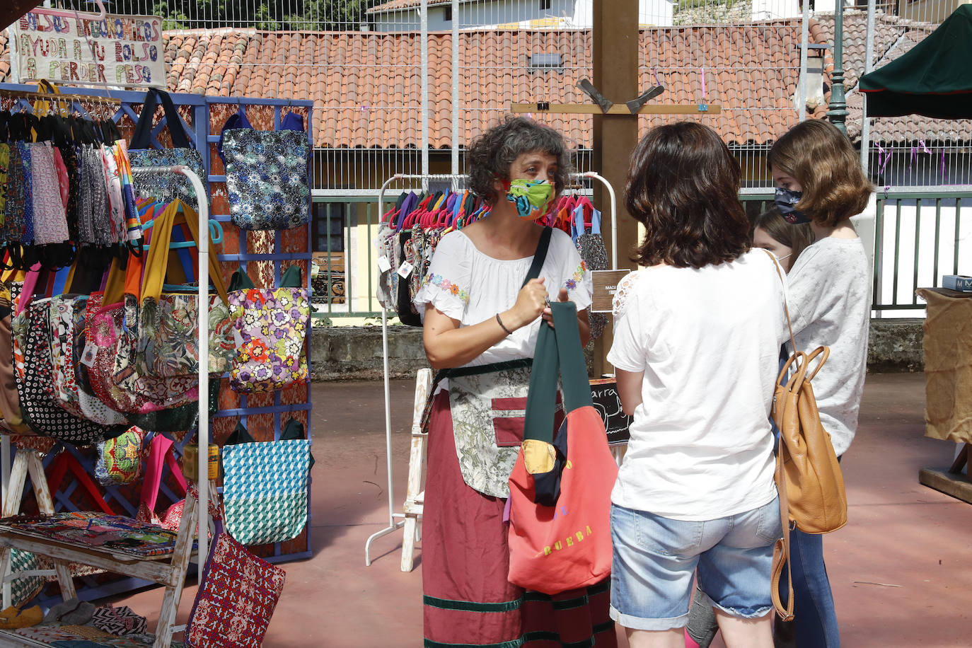 La llegada de visitantes a Asturias ha vivido este fin de semana, primero del mes de julio, su momento más intenso. Los puntos más turísticos de la región ya ven cómo sus localidades se llenan de caras nuevas que han elegido el Principado para disfrutar de sus vacaciones. La región les recibe, además, con buen tiempo este sábado, una circunstancia que, sin duda, ha animado a la mayoría a disfrutar de la naturaleza y las zonas de ocio.