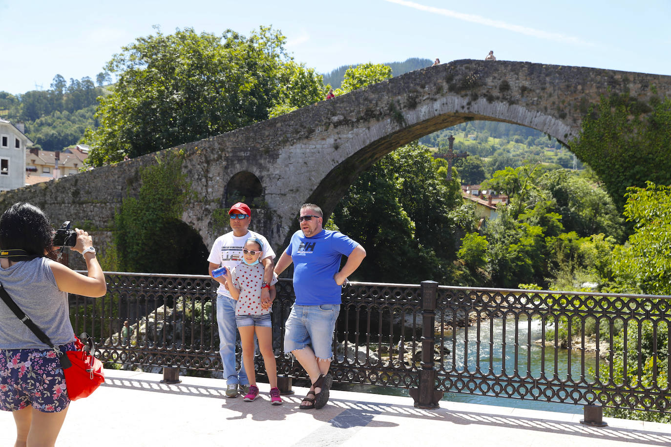 La llegada de visitantes a Asturias ha vivido este fin de semana, primero del mes de julio, su momento más intenso. Los puntos más turísticos de la región ya ven cómo sus localidades se llenan de caras nuevas que han elegido el Principado para disfrutar de sus vacaciones. La región les recibe, además, con buen tiempo este sábado, una circunstancia que, sin duda, ha animado a la mayoría a disfrutar de la naturaleza y las zonas de ocio.