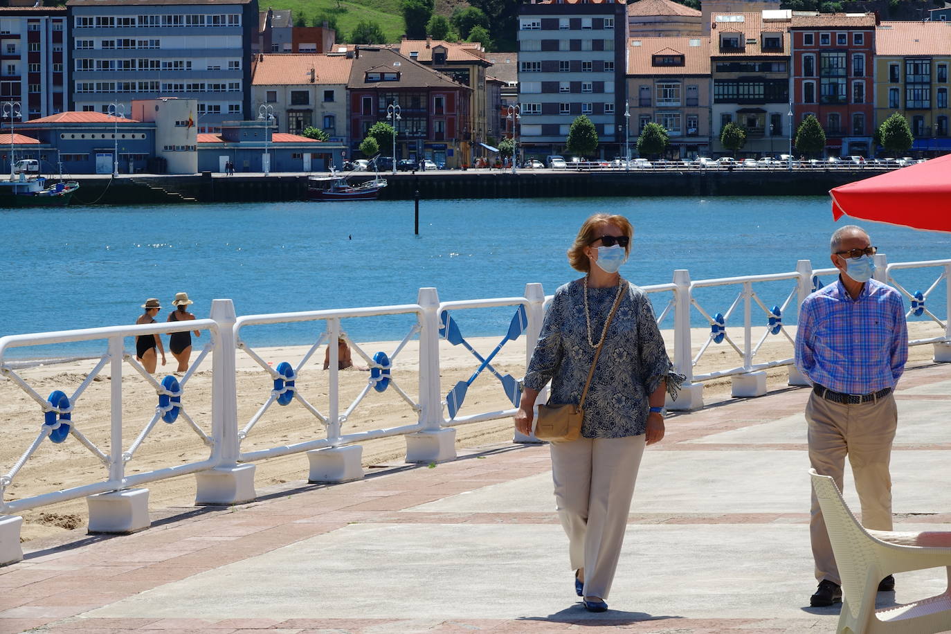 La llegada de visitantes a Asturias ha vivido este fin de semana, primero del mes de julio, su momento más intenso. Los puntos más turísticos de la región ya ven cómo sus localidades se llenan de caras nuevas que han elegido el Principado para disfrutar de sus vacaciones. La región les recibe, además, con buen tiempo este sábado, una circunstancia que, sin duda, ha animado a la mayoría a disfrutar de la naturaleza y las zonas de ocio.