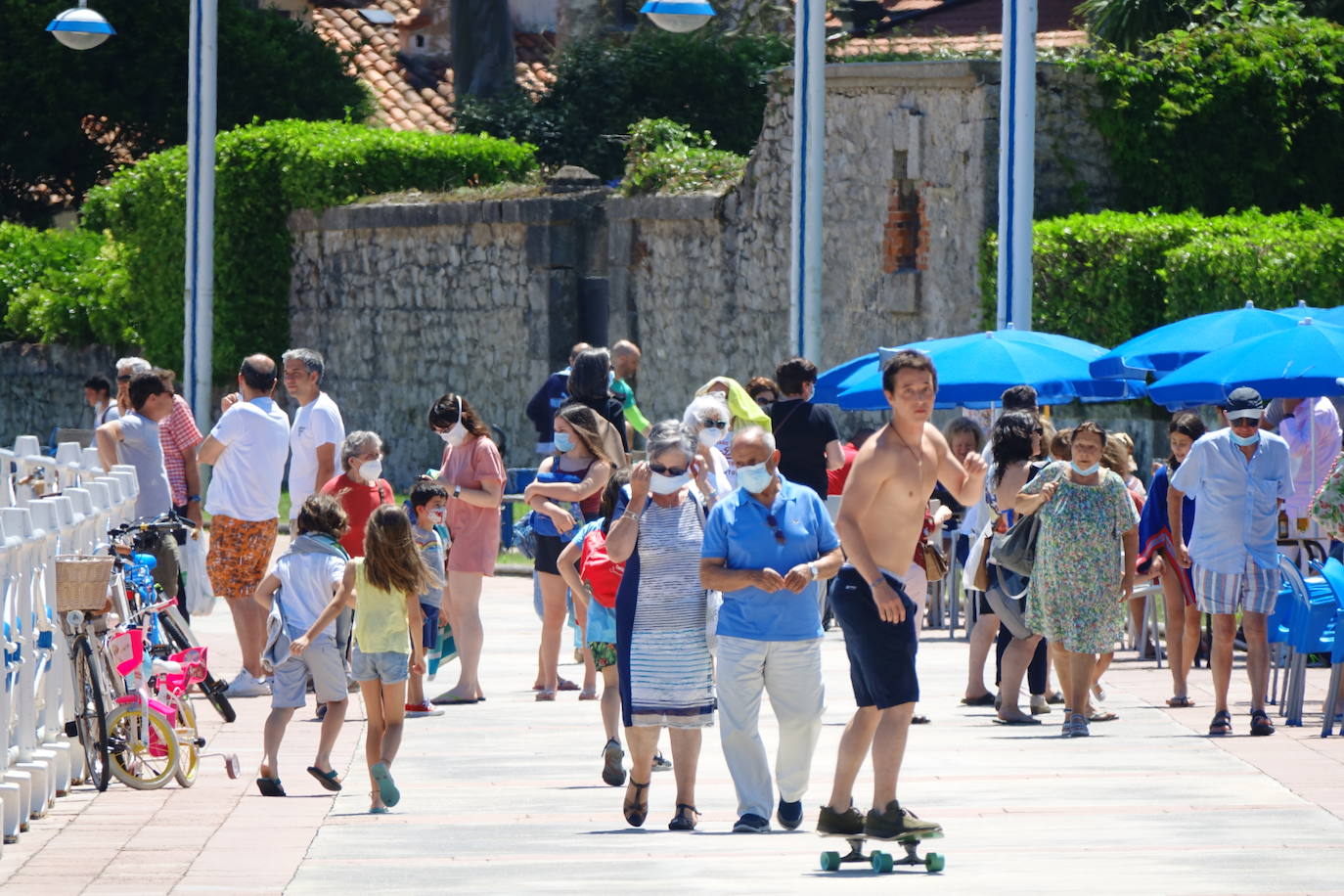 La llegada de visitantes a Asturias ha vivido este fin de semana, primero del mes de julio, su momento más intenso. Los puntos más turísticos de la región ya ven cómo sus localidades se llenan de caras nuevas que han elegido el Principado para disfrutar de sus vacaciones. La región les recibe, además, con buen tiempo este sábado, una circunstancia que, sin duda, ha animado a la mayoría a disfrutar de la naturaleza y las zonas de ocio.