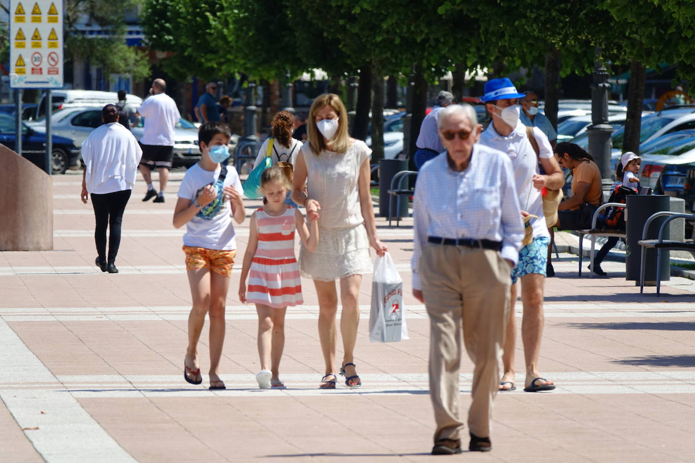 La llegada de visitantes a Asturias ha vivido este fin de semana, primero del mes de julio, su momento más intenso. Los puntos más turísticos de la región ya ven cómo sus localidades se llenan de caras nuevas que han elegido el Principado para disfrutar de sus vacaciones. La región les recibe, además, con buen tiempo este sábado, una circunstancia que, sin duda, ha animado a la mayoría a disfrutar de la naturaleza y las zonas de ocio.