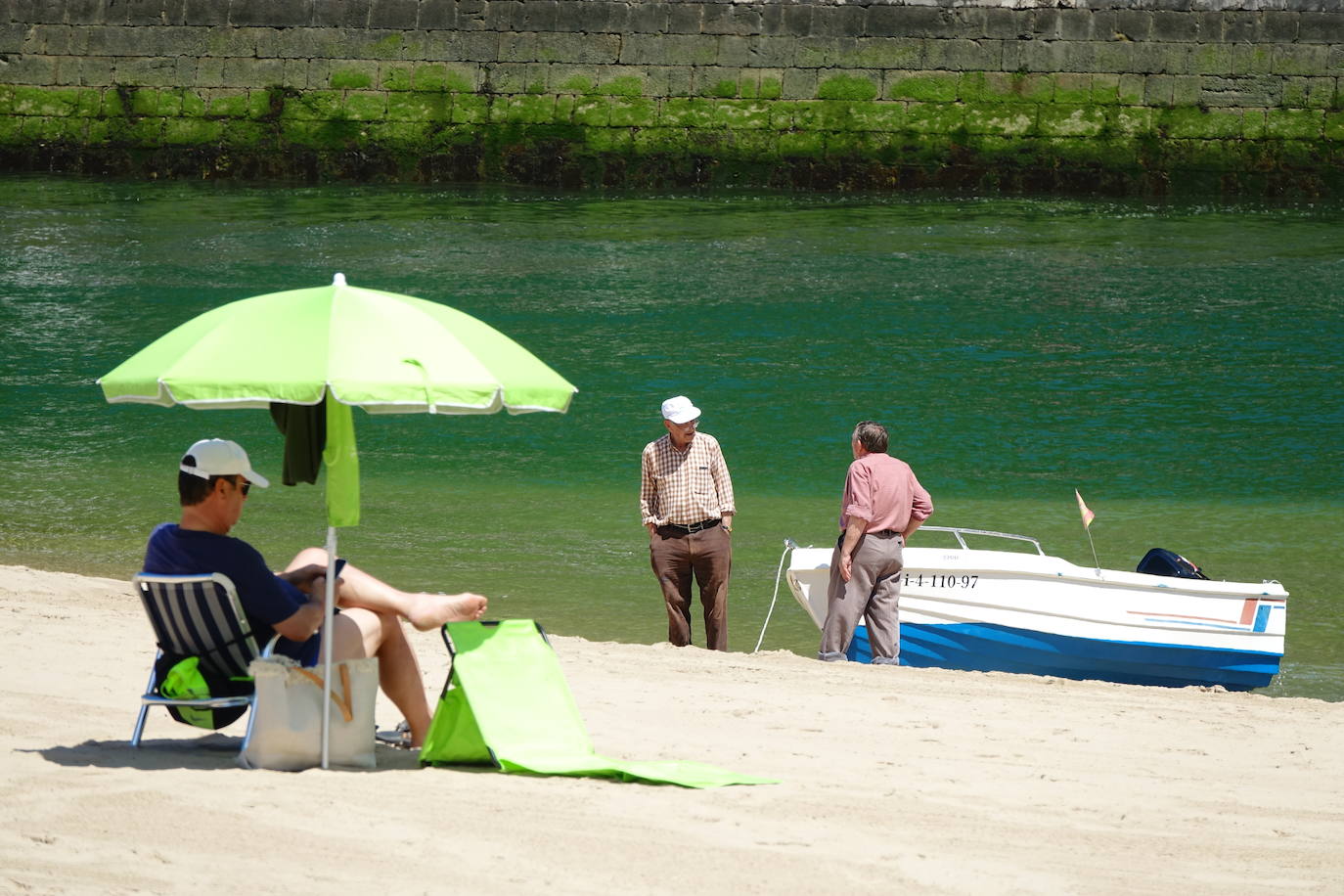 La llegada de visitantes a Asturias ha vivido este fin de semana, primero del mes de julio, su momento más intenso. Los puntos más turísticos de la región ya ven cómo sus localidades se llenan de caras nuevas que han elegido el Principado para disfrutar de sus vacaciones. La región les recibe, además, con buen tiempo este sábado, una circunstancia que, sin duda, ha animado a la mayoría a disfrutar de la naturaleza y las zonas de ocio.