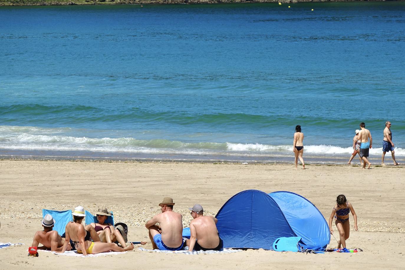 La llegada de visitantes a Asturias ha vivido este fin de semana, primero del mes de julio, su momento más intenso. Los puntos más turísticos de la región ya ven cómo sus localidades se llenan de caras nuevas que han elegido el Principado para disfrutar de sus vacaciones. La región les recibe, además, con buen tiempo este sábado, una circunstancia que, sin duda, ha animado a la mayoría a disfrutar de la naturaleza y las zonas de ocio.