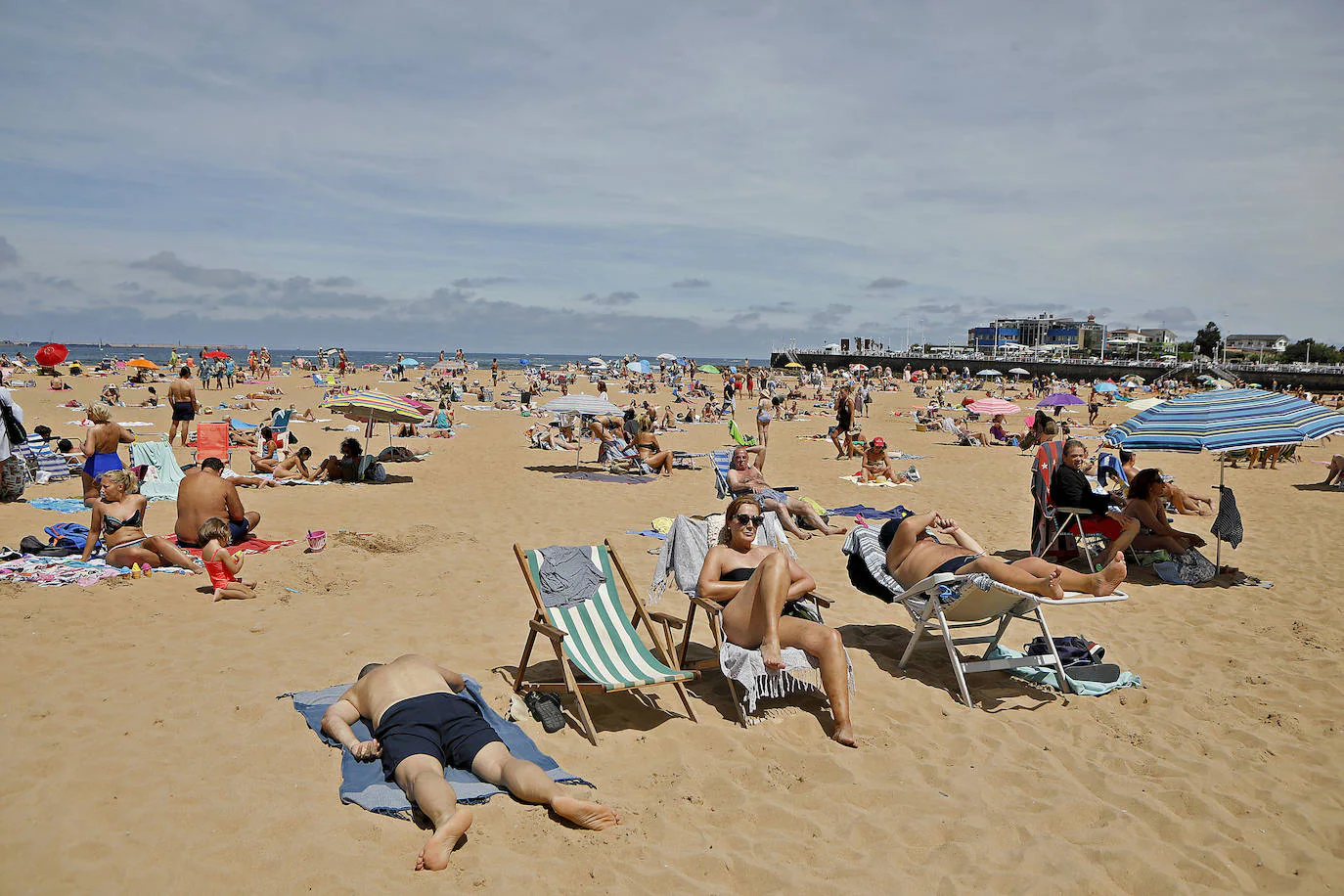 Las playas asturianas comienzan a llenarse