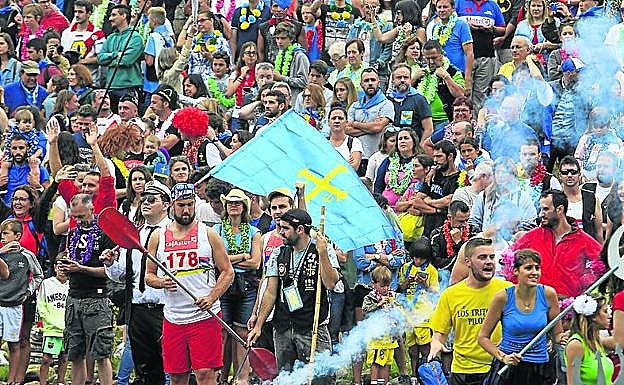 El público guarda el silencio previo a la salida. pablo lorenzana
