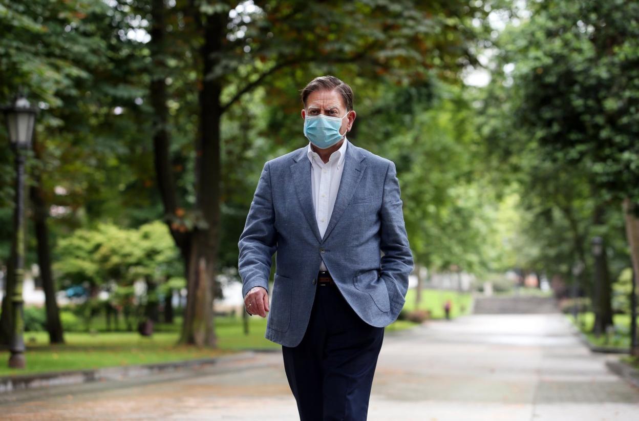 Alfredo Canteli en el Campo de San Francisco; quiso portar la mascarilla en la sesión como ejemplo. 