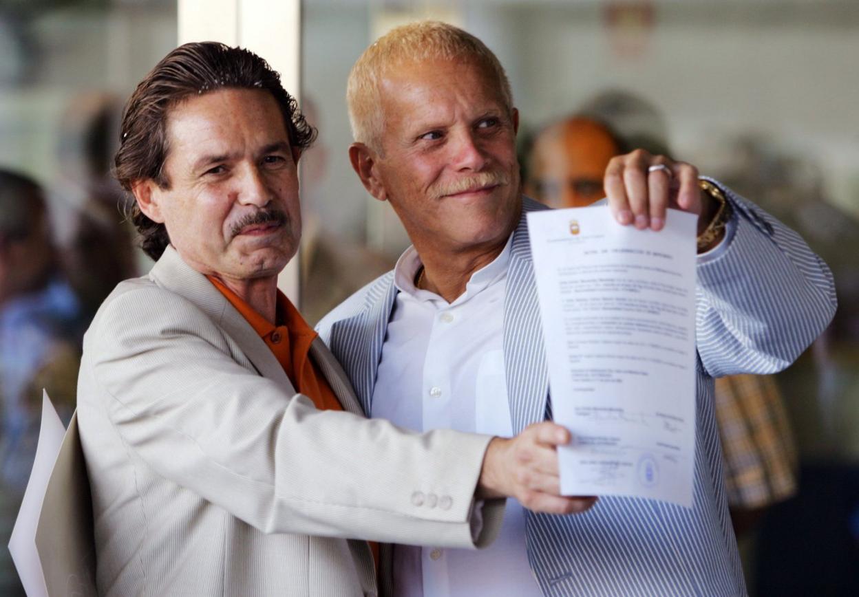 Emilio, a la izquierda, y Carlos, enseñan su certificado el día que contrajeron matrimonio civil en Tres Cantos (Madrid) el 11 de julio de 2005. 