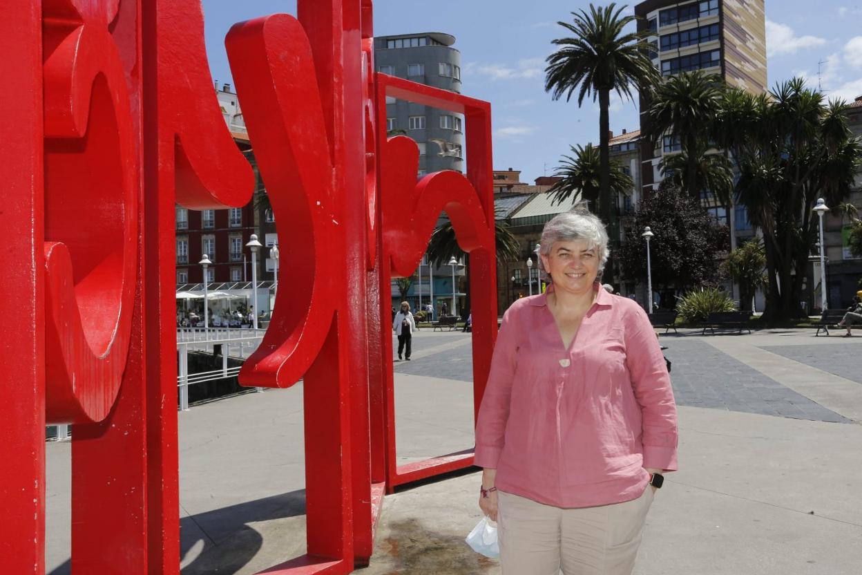 Ana González, junto las 'letronas' del paseo de Fomento, con los Jardines de la Reina al fondo, entorno en el que desea llevar a cabo uno de los proyectos destacados de su mandato. 