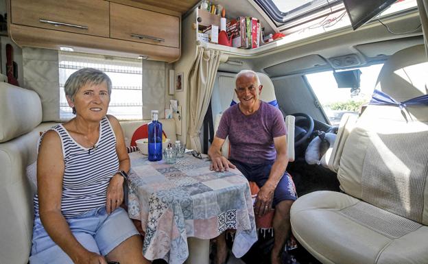 Josette y Manuel Vega, en su autocaravana en el Rinconín (Gijón). 