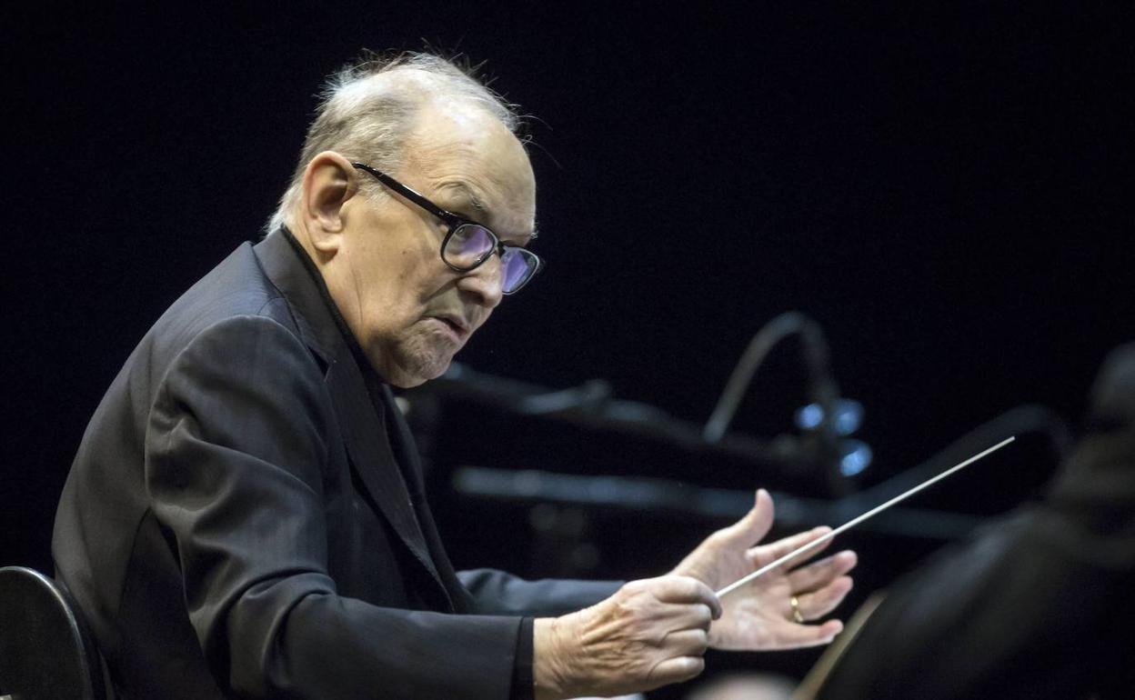 Ennio Morricone dirigió a la orquesta de Budapest en 2017.