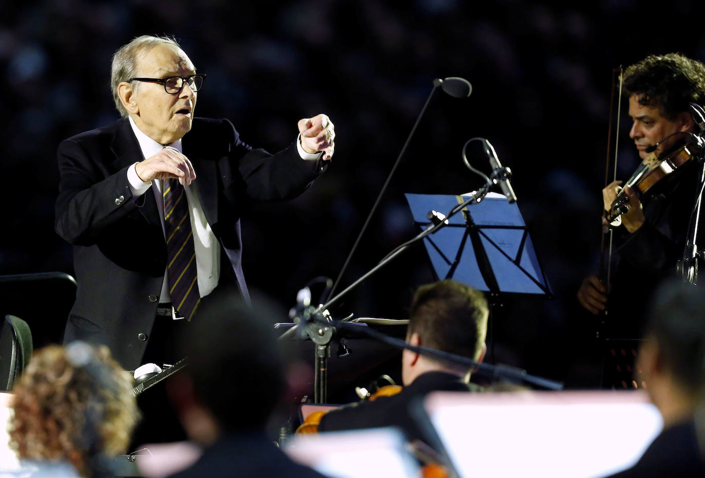 El compositor italiano Ennio Morricone, autor de más de 400 bandas sonoras para cine y televisión, ha fallecido a los 91 años. El músico fue distinguido este año con el Premio Princesa de Asturias de las Artes, galardón que comparte con el también célebre compositor John Williams.