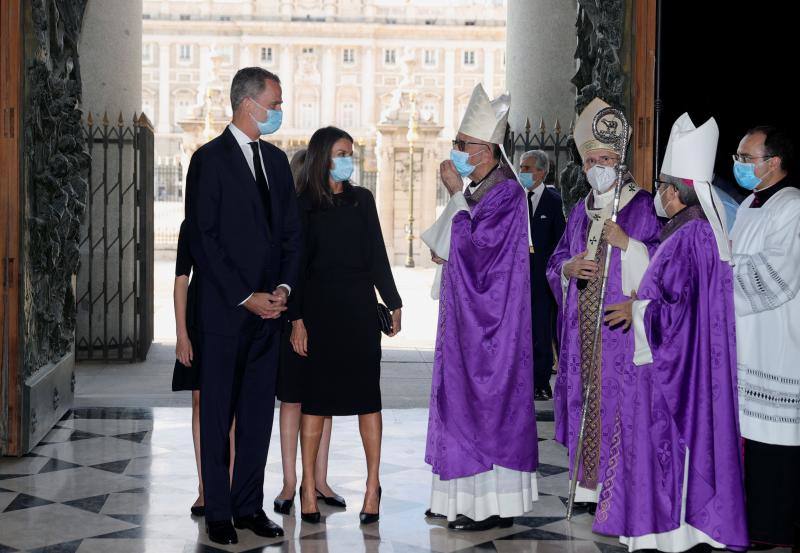 Los reyes, sus hijas, la vicepresidenta del Gobierno Carmen Calvo y representantes de otras instituciones del Estado y de partidos políticos asisten al funeral en la catedral madrileña de La Almudena organizado por la Conferencia Episcopal.