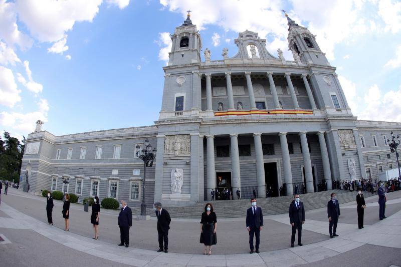 Los reyes, sus hijas, la vicepresidenta del Gobierno Carmen Calvo y representantes de otras instituciones del Estado y de partidos políticos asisten al funeral en la catedral madrileña de La Almudena organizado por la Conferencia Episcopal.