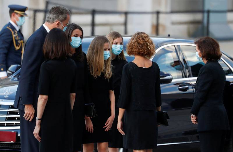 Los reyes, sus hijas, la vicepresidenta del Gobierno Carmen Calvo y representantes de otras instituciones del Estado y de partidos políticos asisten al funeral en la catedral madrileña de La Almudena organizado por la Conferencia Episcopal.