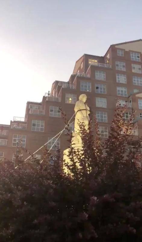 Manifestantes derriban la estatua de Cristóbal Colón en Baltimore, Maryland, Estados Unidos, el 4 de julio de 2020. 