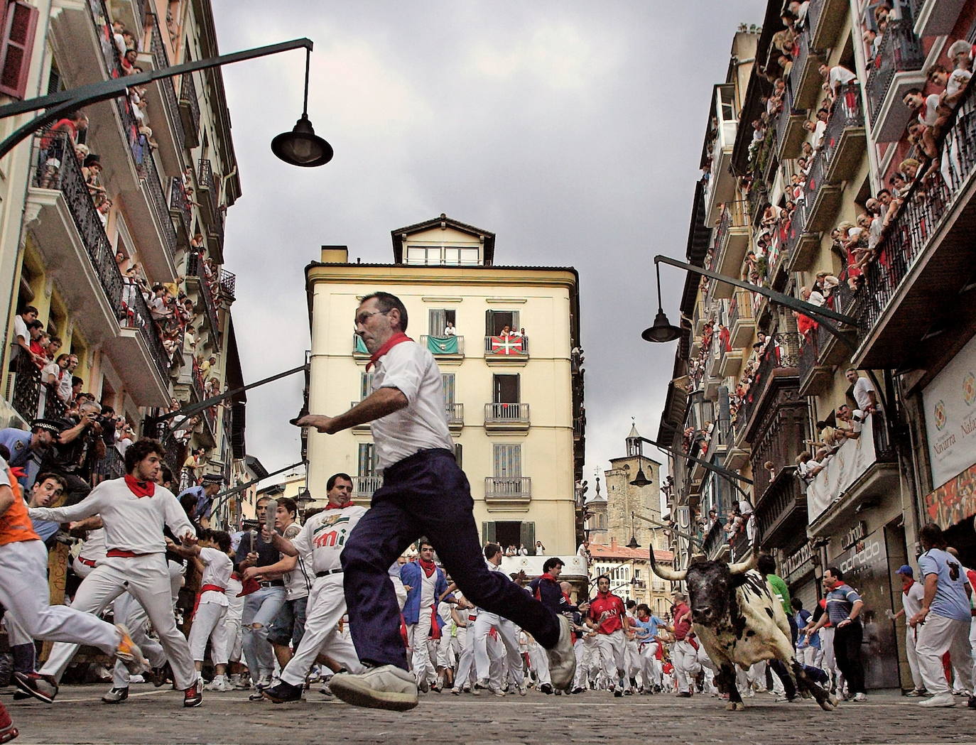 La crisis sanitaria ha provocado una imagen absolutamente inusual en estas fechas en Pamplona. Por primera vez en 42 años no habrá corredores ni toros un 7 de julio. La feria del toro y el resto de actos festivos han sido suspendidos, por lo que ni los toros correrán desde los corrales de Santo Domingo hasta el coso pamplonés a los ocho de la mañana, ni por las tardes tendrá lugar en él ningún festejo taurino. Estas son las imágenes que no se verán este 2020 durante San Fermín. 