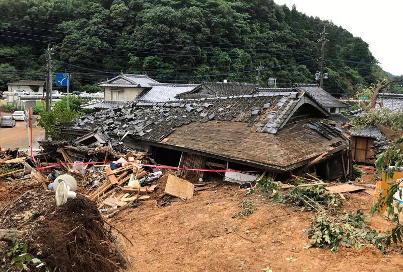 Las fuertes inundaciones en la región de región de Kumamoto devasta esta zona japonesa donde los equipos de rescate todavía buscan supervivientes entre el terreno afectado por los desprendimientos. Mientras, los habitantes de la zona han sido evacuados a centros improvisados donde la desolación se ve intensificada por la distancia social impuesta por la pandemia del coronavirus.