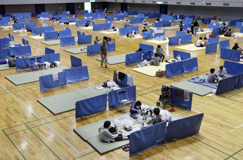 Las fuertes inundaciones en la región de región de Kumamoto devasta esta zona japonesa donde los equipos de rescate todavía buscan supervivientes entre el terreno afectado por los desprendimientos. Mientras, los habitantes de la zona han sido evacuados a centros improvisados donde la desolación se ve intensificada por la distancia social impuesta por la pandemia del coronavirus.